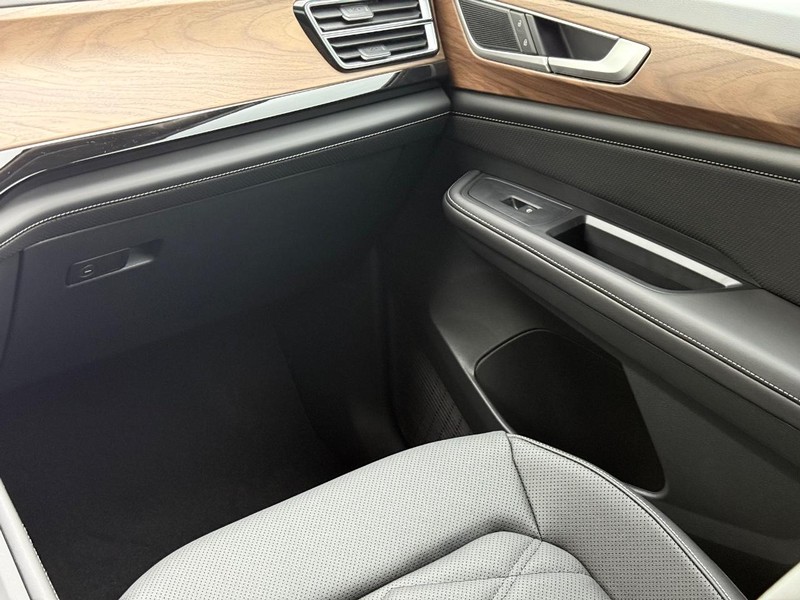 Volkswagen Atlas Vehicle Full-screen Gallery Image 11