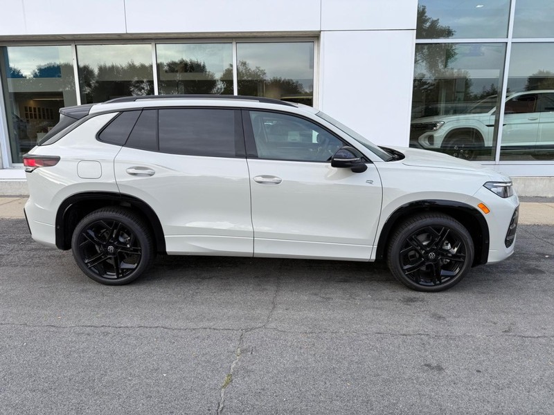 Volkswagen Tiguan Vehicle Full-screen Gallery Image 2