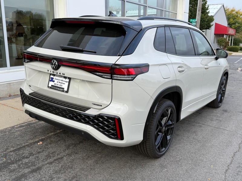 Volkswagen Tiguan Vehicle Full-screen Gallery Image 3