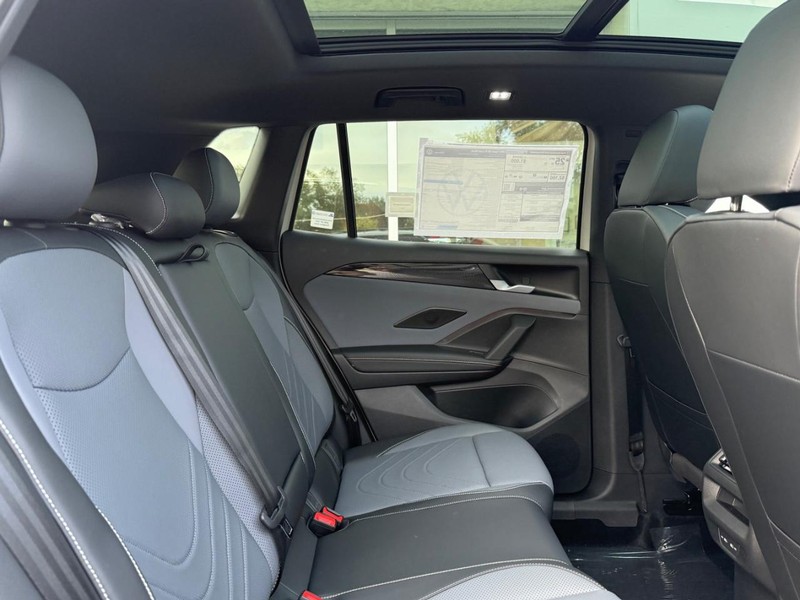 Volkswagen Tiguan Vehicle Full-screen Gallery Image 5