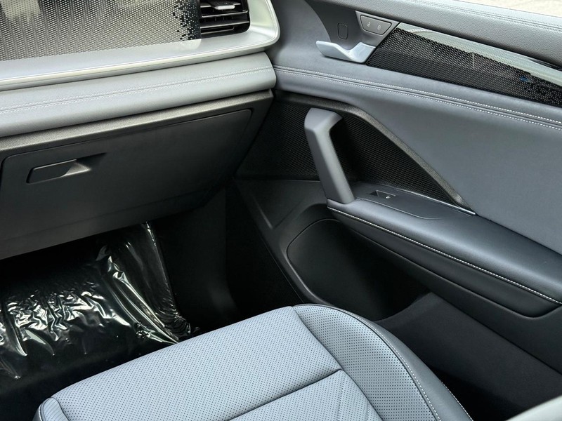 Volkswagen Tiguan Vehicle Full-screen Gallery Image 9