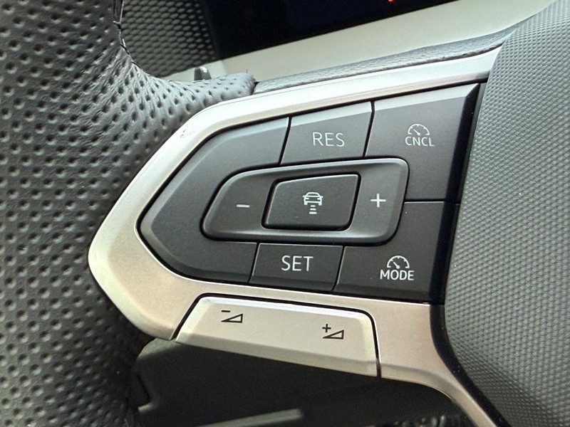 Volkswagen Tiguan Vehicle Full-screen Gallery Image 10