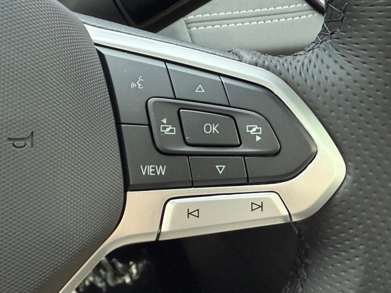 Volkswagen Tiguan Vehicle Full-screen Gallery Image 11