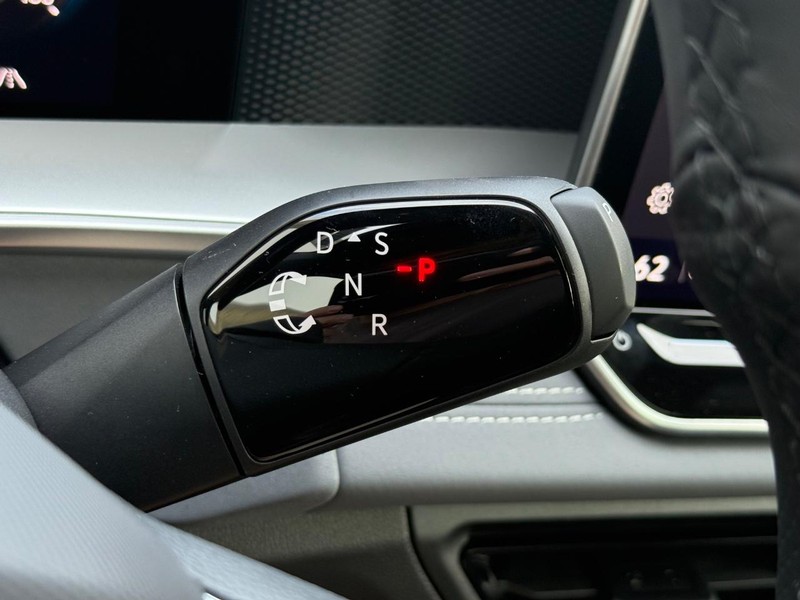 Volkswagen Tiguan Vehicle Full-screen Gallery Image 12