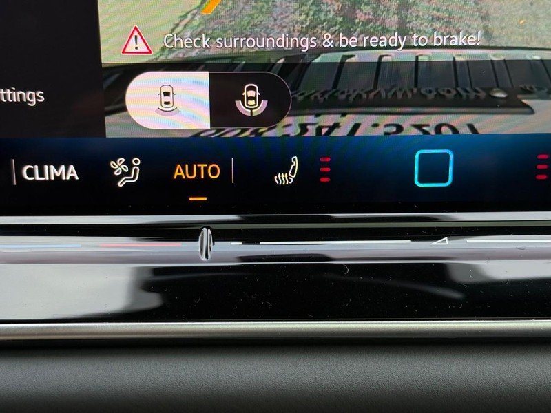 Volkswagen Tiguan Vehicle Full-screen Gallery Image 14