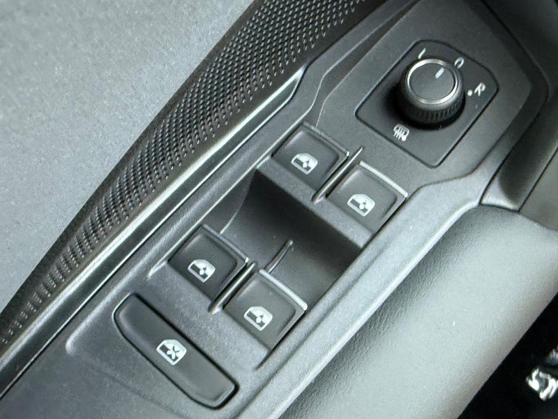 Volkswagen Tiguan Vehicle Full-screen Gallery Image 15