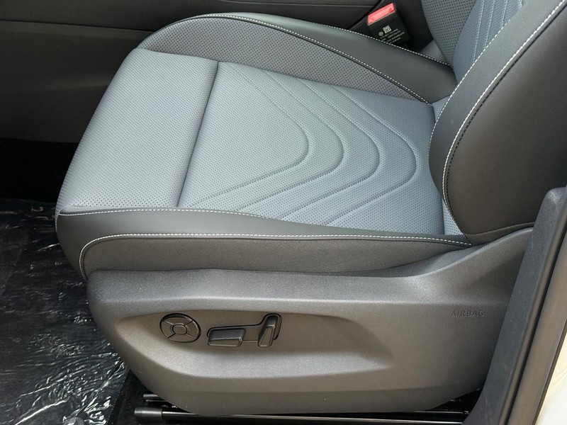 Volkswagen Tiguan Vehicle Full-screen Gallery Image 16