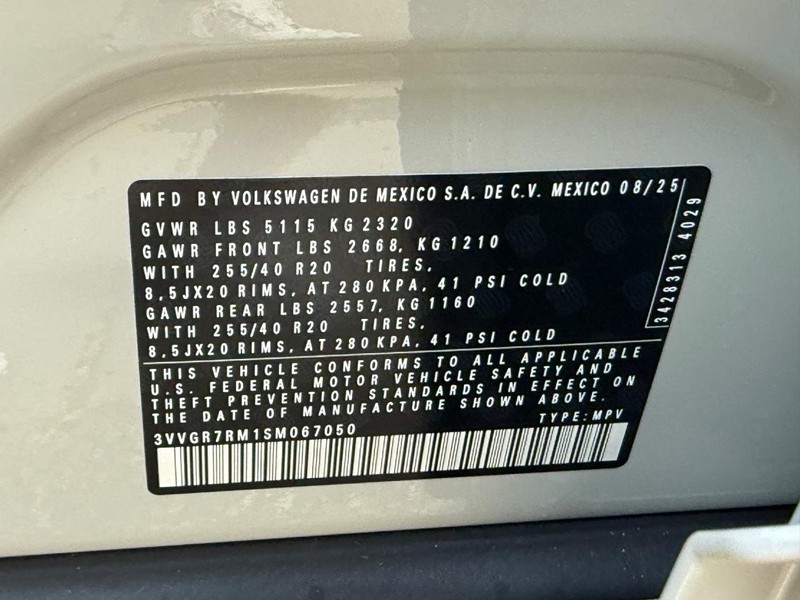 Volkswagen Tiguan Vehicle Full-screen Gallery Image 17