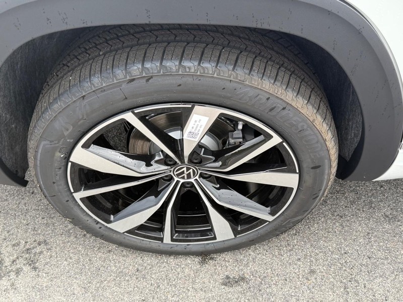 Volkswagen Atlas Vehicle Full-screen Gallery Image 4