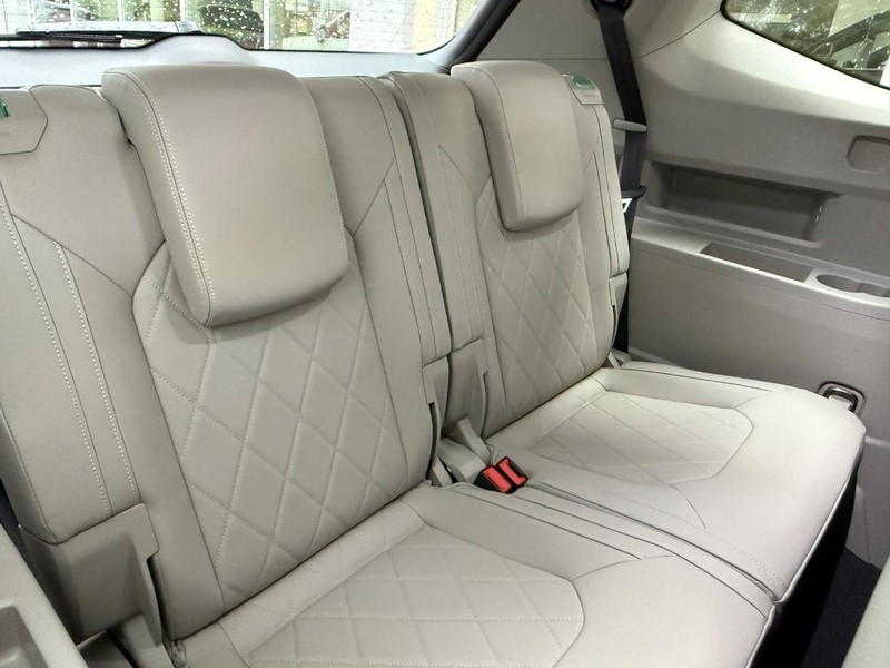 Volkswagen Atlas Vehicle Full-screen Gallery Image 5