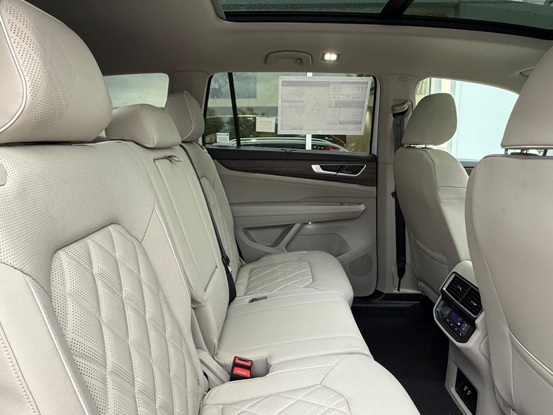 Volkswagen Atlas Vehicle Full-screen Gallery Image 6