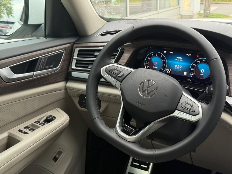 Volkswagen Atlas Vehicle Full-screen Gallery Image 10