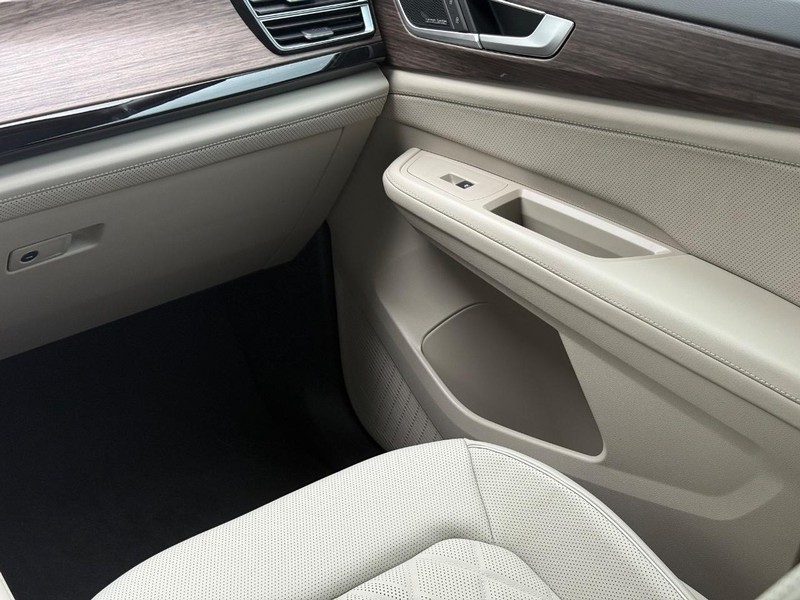 Volkswagen Atlas Vehicle Full-screen Gallery Image 11