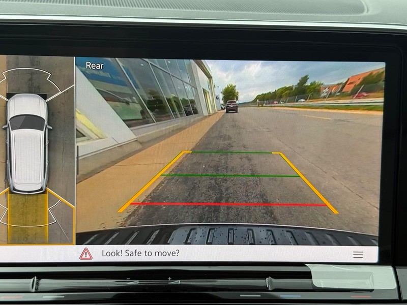 Volkswagen Atlas Vehicle Full-screen Gallery Image 14