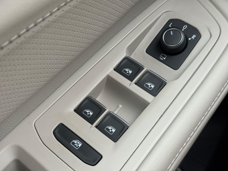 Volkswagen Atlas Vehicle Full-screen Gallery Image 16