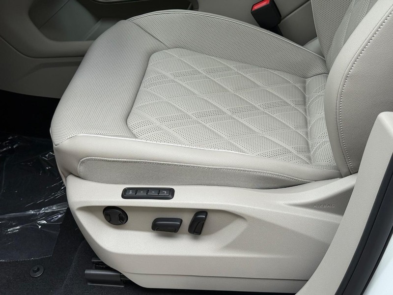 Volkswagen Atlas Vehicle Full-screen Gallery Image 17