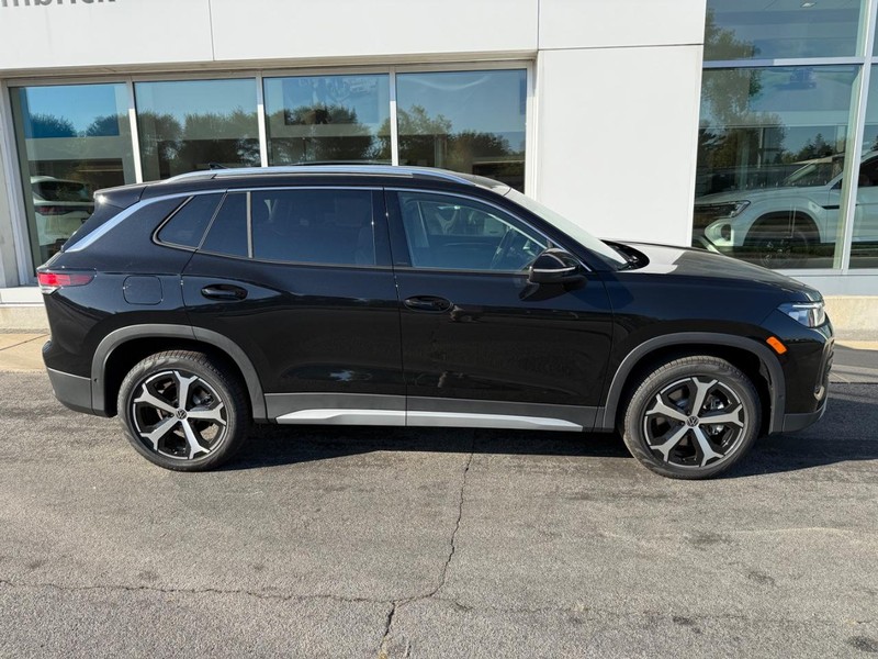 Volkswagen Tiguan Vehicle Full-screen Gallery Image 2