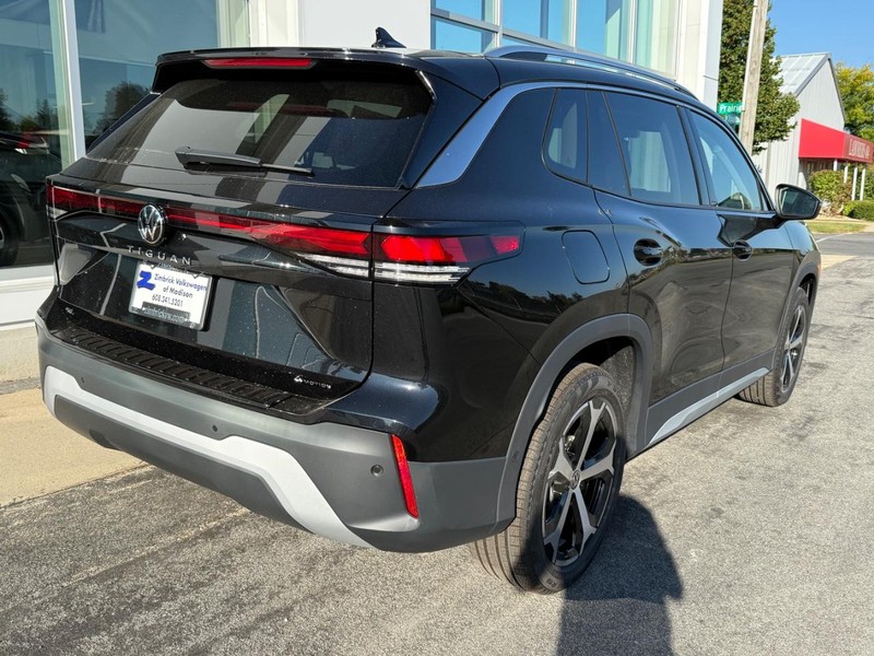 Volkswagen Tiguan Vehicle Full-screen Gallery Image 3