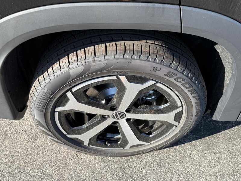 Volkswagen Tiguan Vehicle Full-screen Gallery Image 4