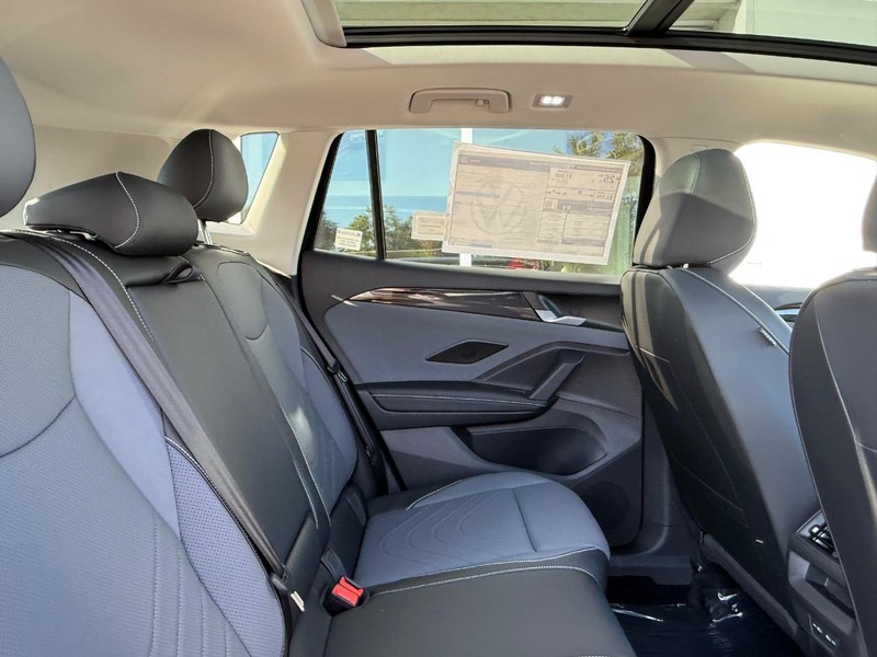 Volkswagen Tiguan Vehicle Full-screen Gallery Image 5