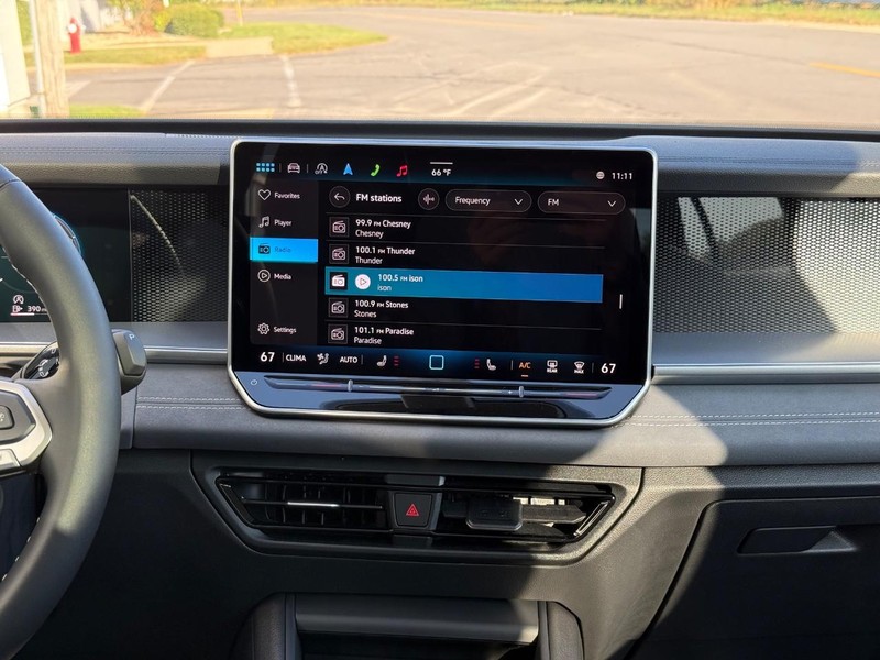 Volkswagen Tiguan Vehicle Full-screen Gallery Image 7