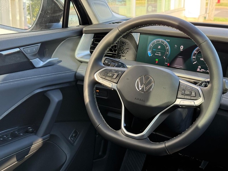 Volkswagen Tiguan Vehicle Full-screen Gallery Image 8