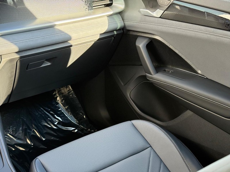 Volkswagen Tiguan Vehicle Full-screen Gallery Image 9