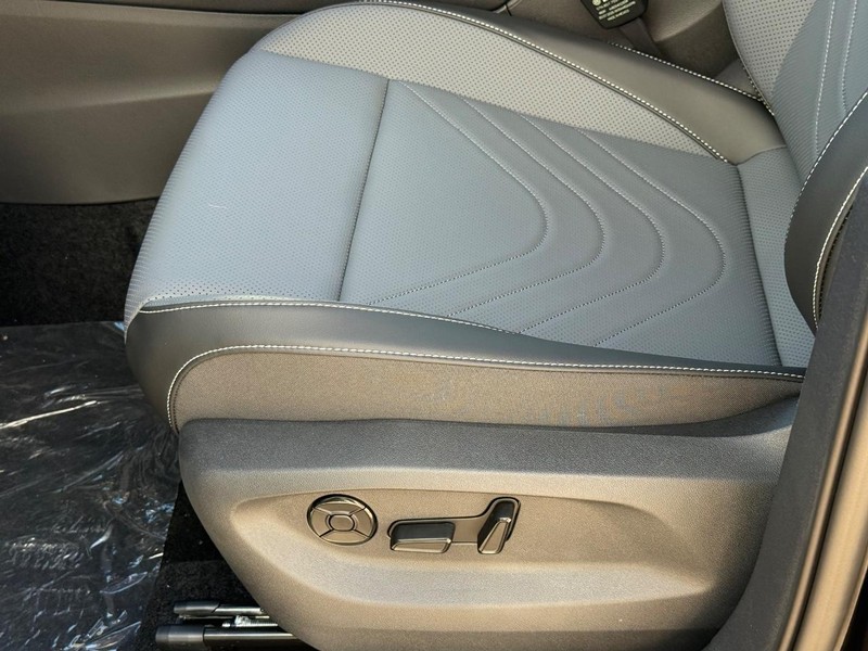 Volkswagen Tiguan Vehicle Full-screen Gallery Image 16