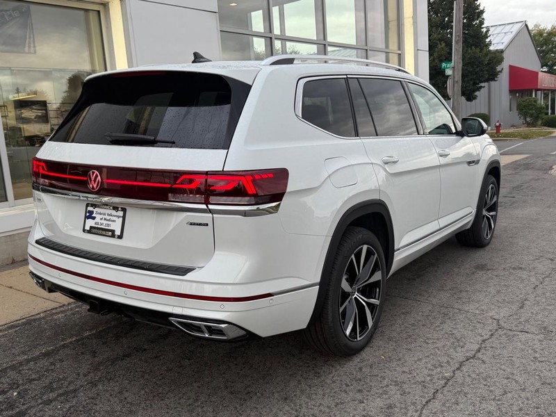Volkswagen Atlas Vehicle Full-screen Gallery Image 3