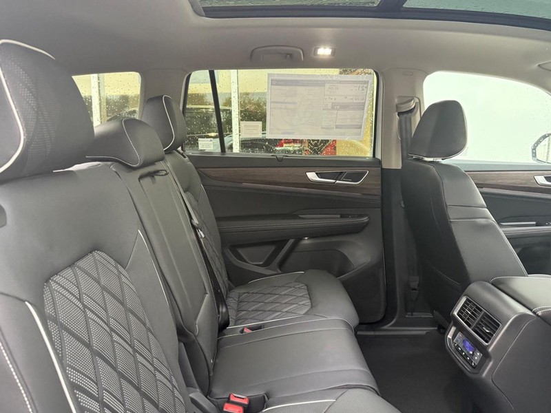 Volkswagen Atlas Vehicle Full-screen Gallery Image 6