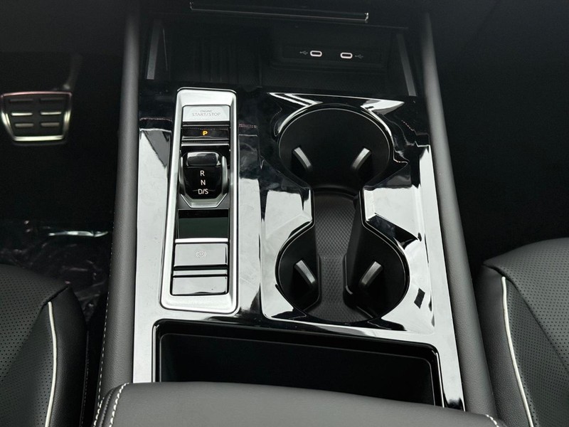 Volkswagen Atlas Vehicle Full-screen Gallery Image 9