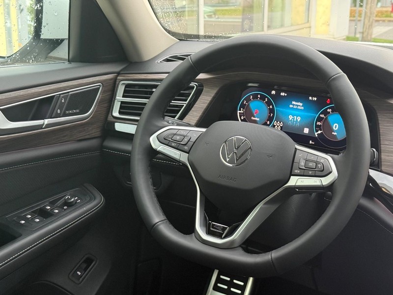 Volkswagen Atlas Vehicle Full-screen Gallery Image 10
