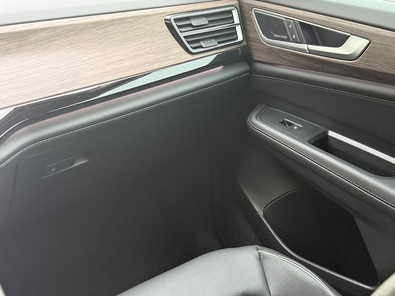 Volkswagen Atlas Vehicle Full-screen Gallery Image 11