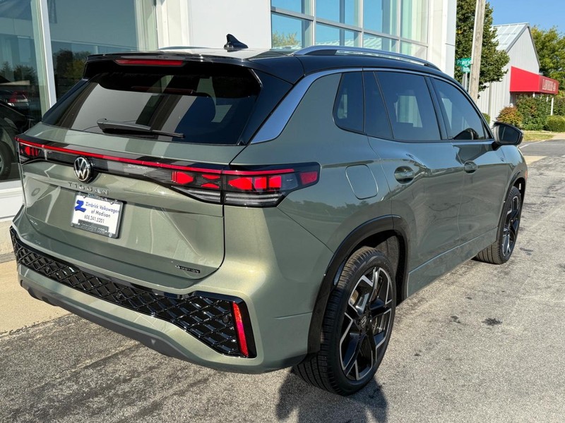 Volkswagen Tiguan Vehicle Full-screen Gallery Image 3