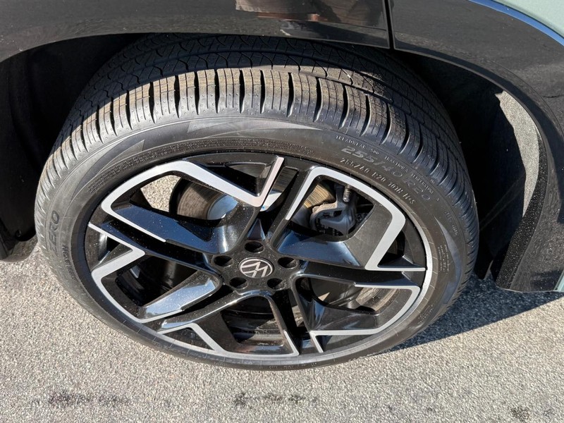 Volkswagen Tiguan Vehicle Full-screen Gallery Image 4