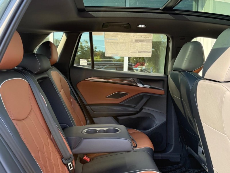 Volkswagen Tiguan Vehicle Full-screen Gallery Image 5