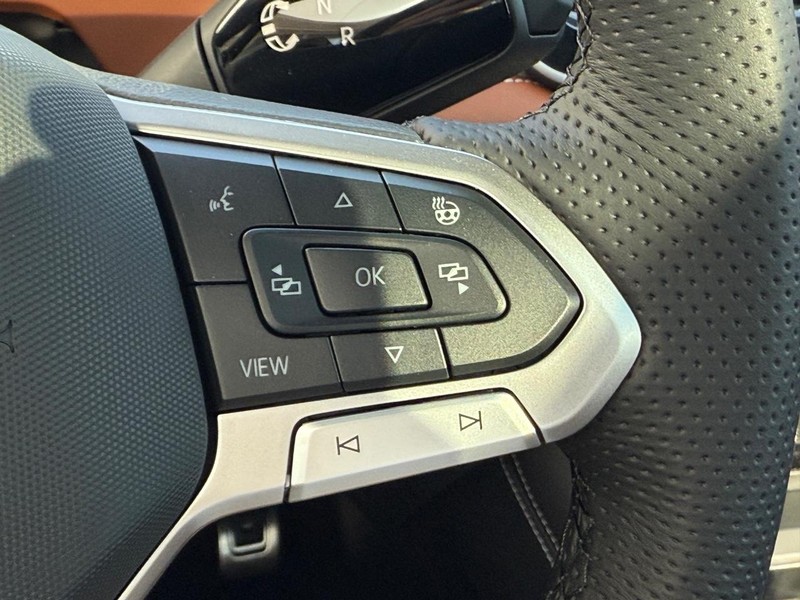 Volkswagen Tiguan Vehicle Full-screen Gallery Image 11