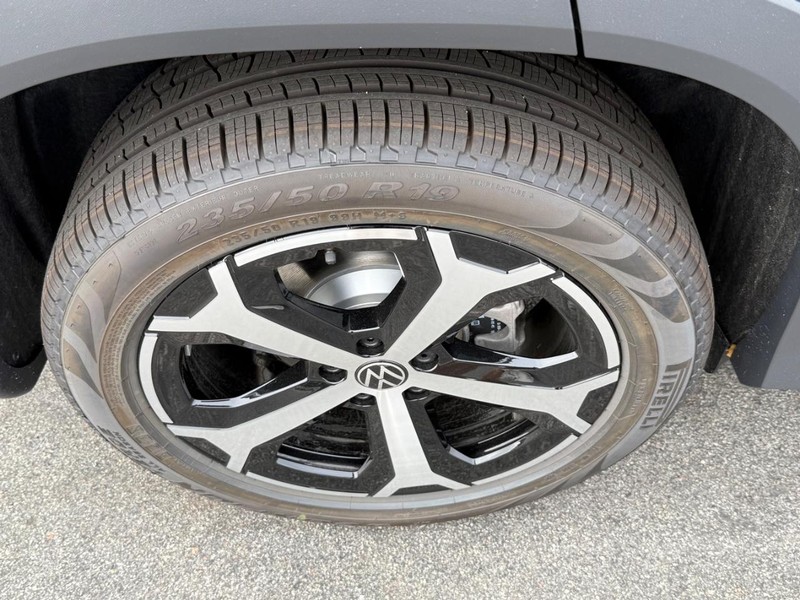 Volkswagen Tiguan Vehicle Full-screen Gallery Image 4