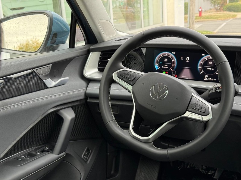 Volkswagen Tiguan Vehicle Full-screen Gallery Image 8