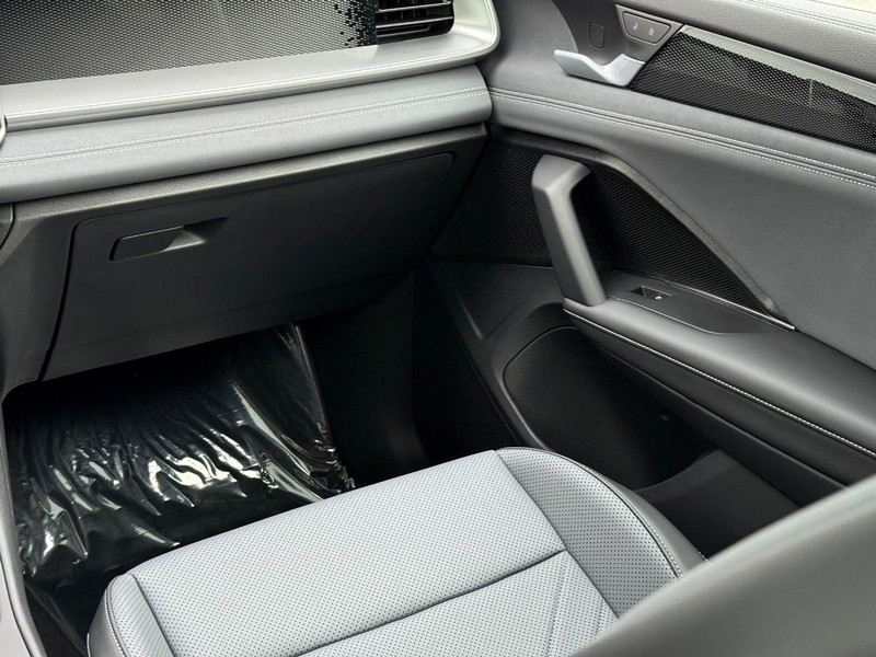 Volkswagen Tiguan Vehicle Full-screen Gallery Image 9