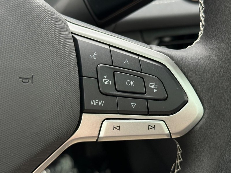 Volkswagen Tiguan Vehicle Full-screen Gallery Image 11