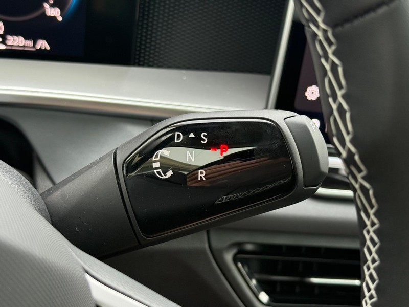 Volkswagen Tiguan Vehicle Full-screen Gallery Image 12