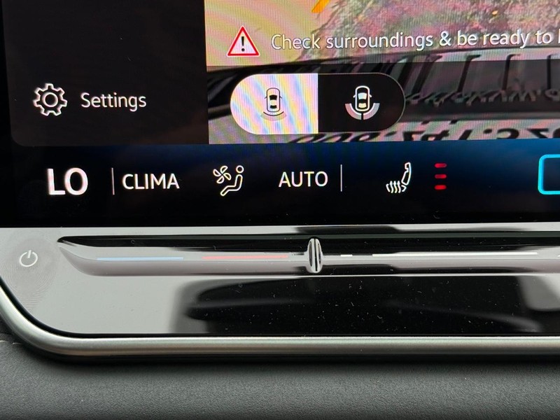 Volkswagen Tiguan Vehicle Full-screen Gallery Image 14