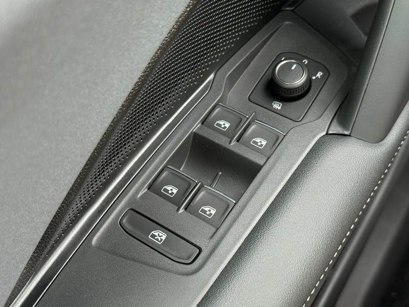 Volkswagen Tiguan Vehicle Full-screen Gallery Image 15