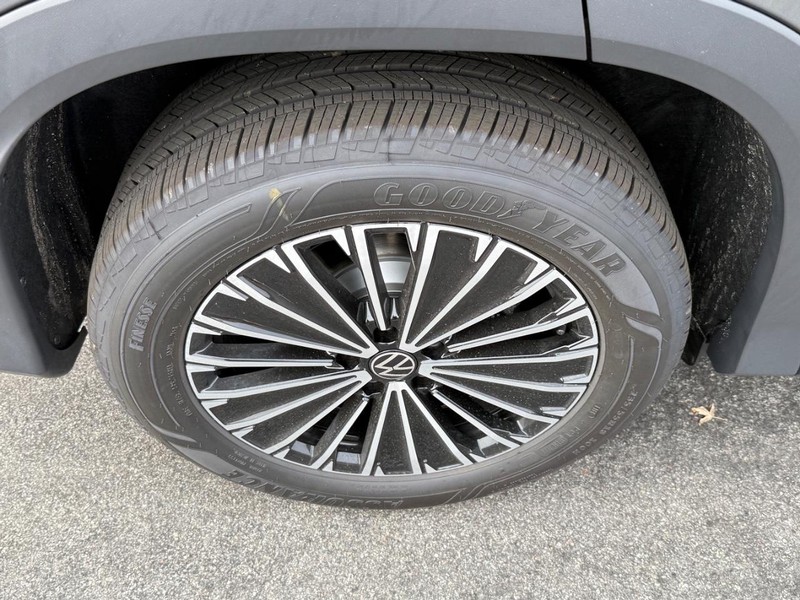 Volkswagen Tiguan Vehicle Full-screen Gallery Image 4