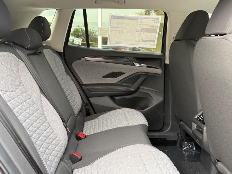 Volkswagen Tiguan Vehicle Full-screen Gallery Image 5