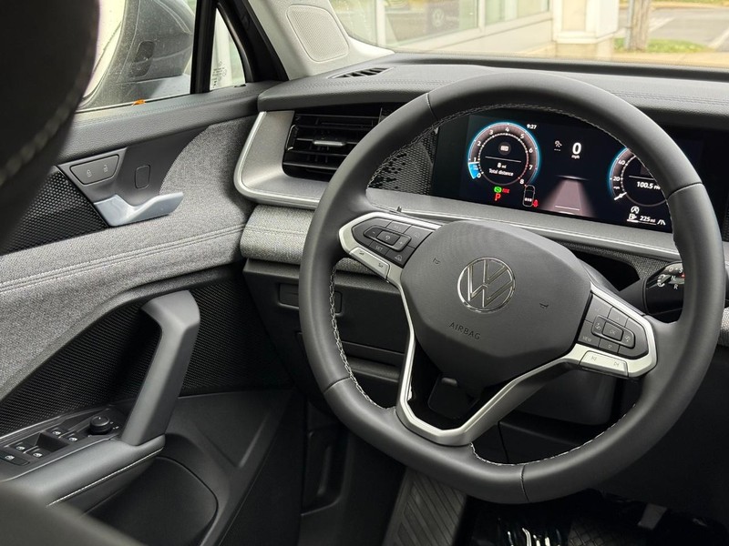 Volkswagen Tiguan Vehicle Full-screen Gallery Image 8