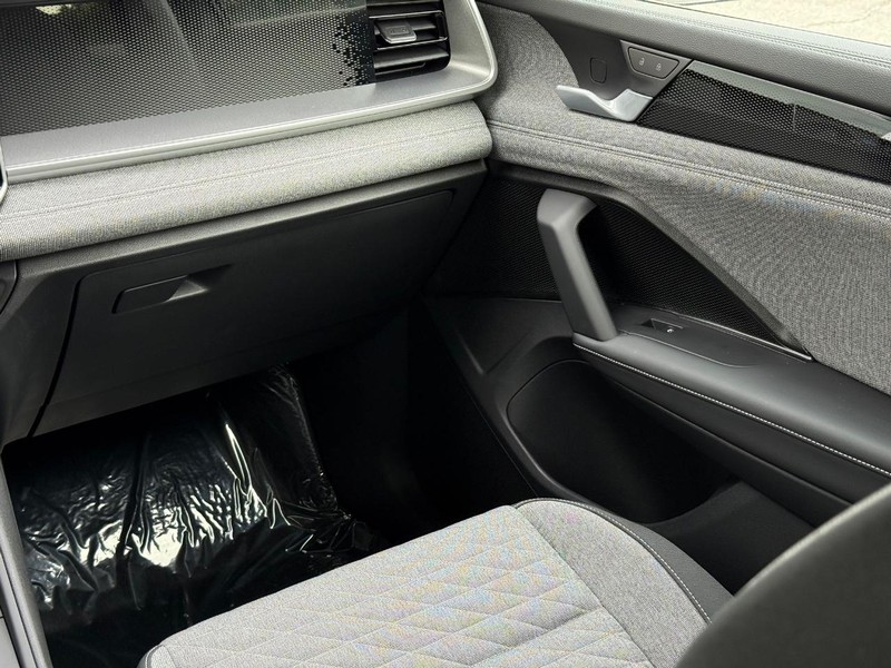 Volkswagen Tiguan Vehicle Full-screen Gallery Image 9