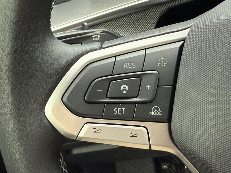 Volkswagen Tiguan Vehicle Full-screen Gallery Image 10