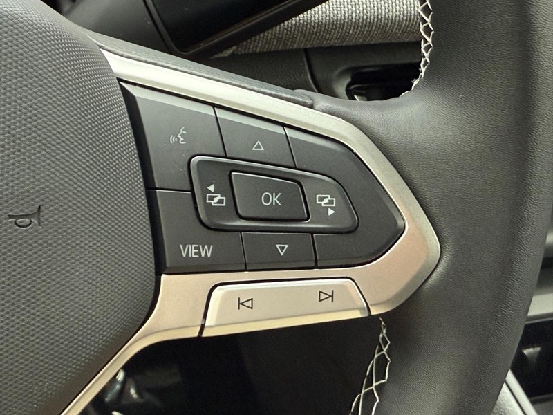 Volkswagen Tiguan Vehicle Full-screen Gallery Image 11